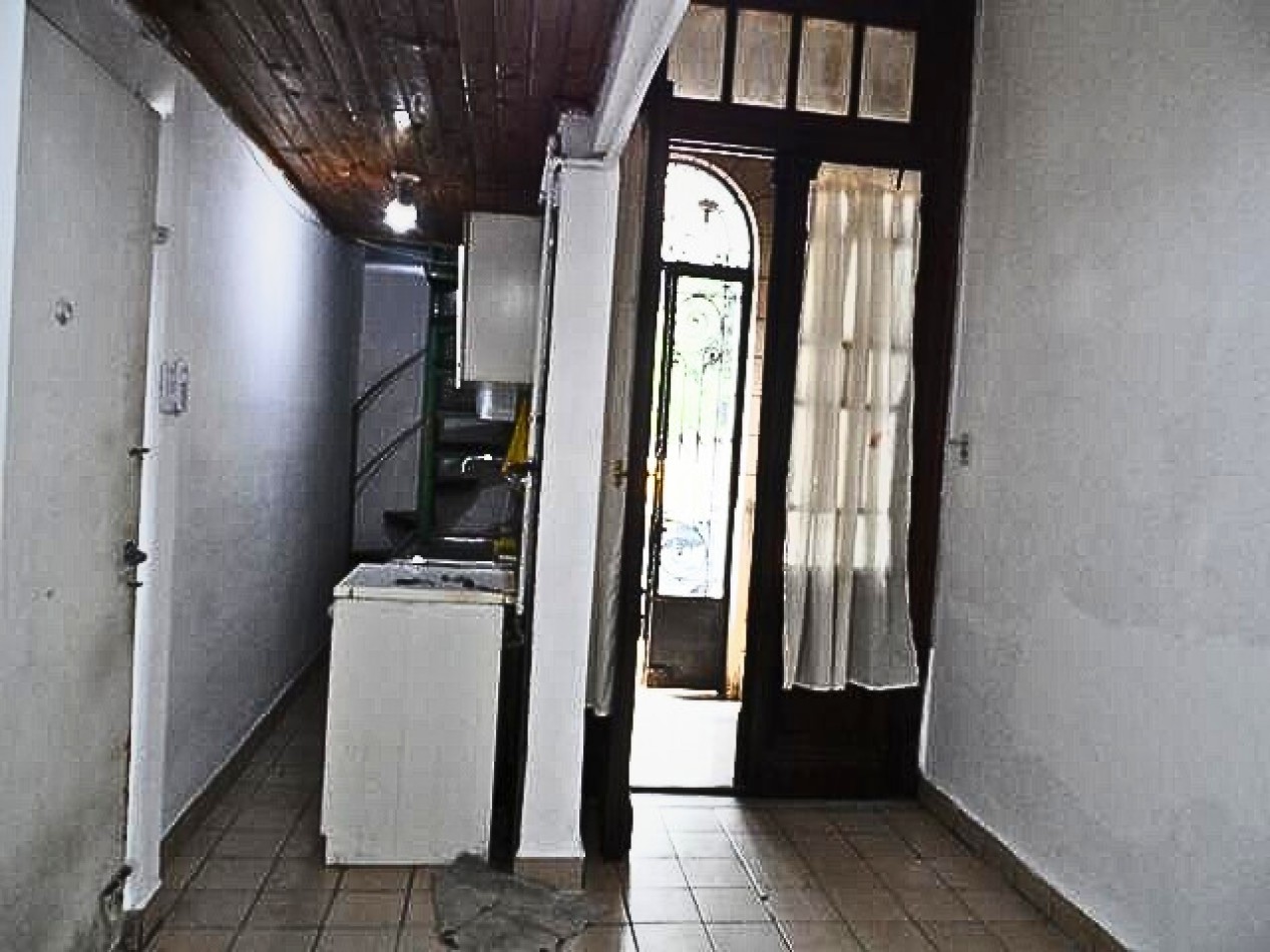 LA PATERNAL, PH. 2 Amb. PB, al frente, 145mt2. Punta Arenas y Andres Lamas