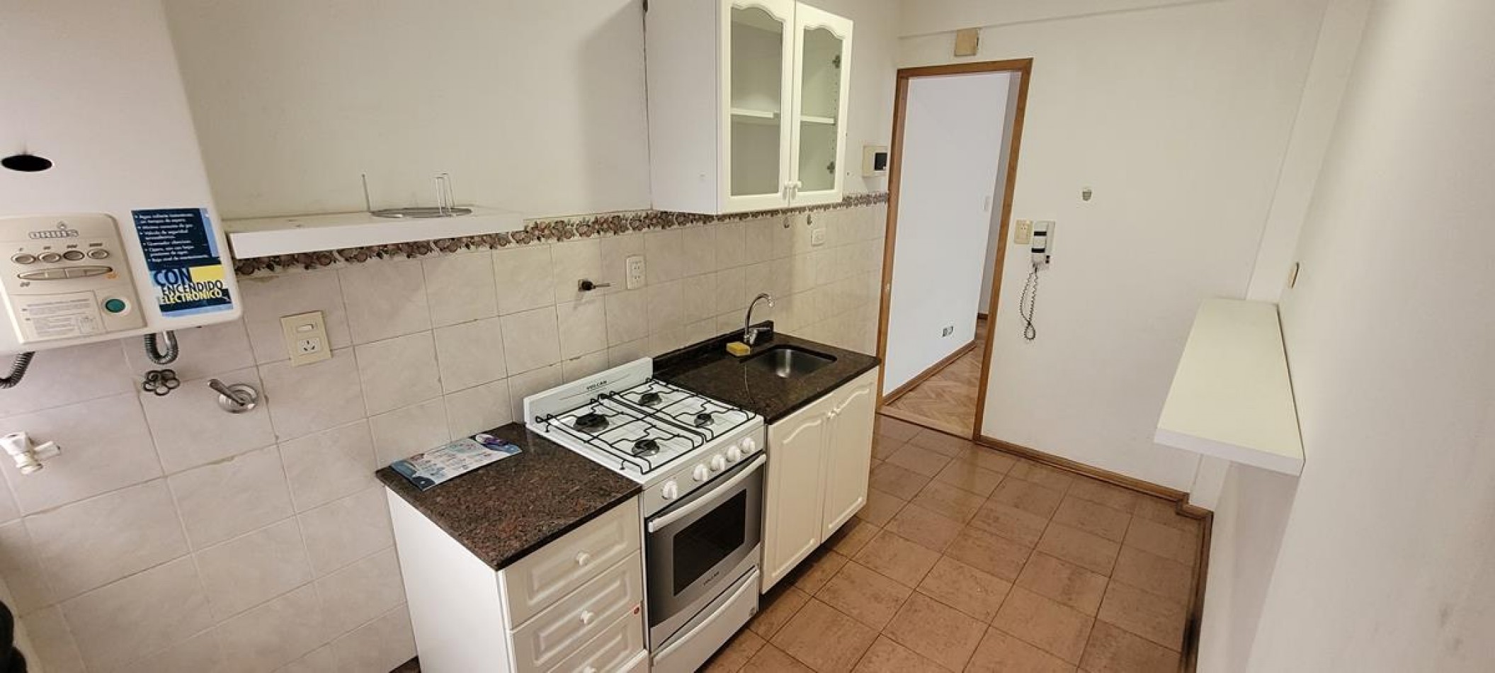 BELGRANO, 3 Ambientes. 3 er. piso  por escalera, con balcon al frente, muy luminoso. Impecable