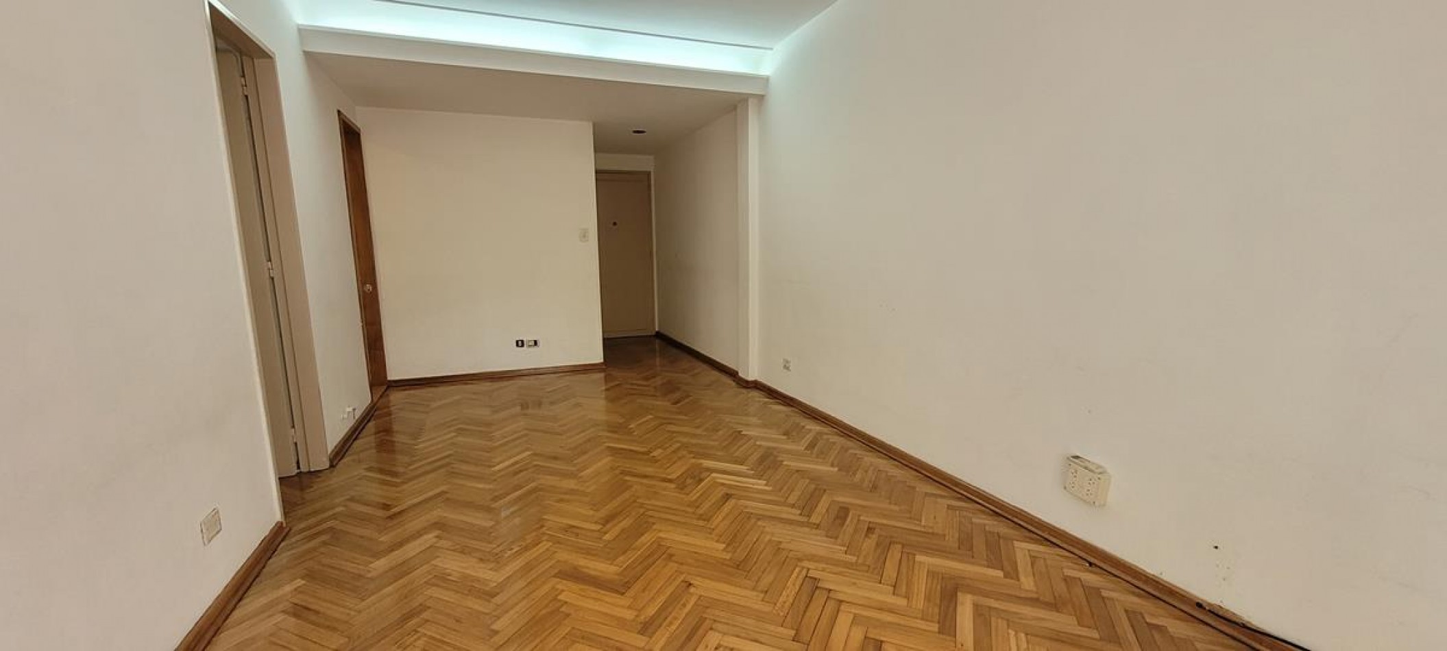 BELGRANO, 3 Ambientes. 3 er. piso  por escalera, con balcon al frente, muy luminoso. Impecable