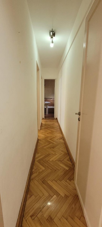 BELGRANO, 3 Ambientes. 3 er. piso  por escalera, con balcon al frente, muy luminoso. Impecable