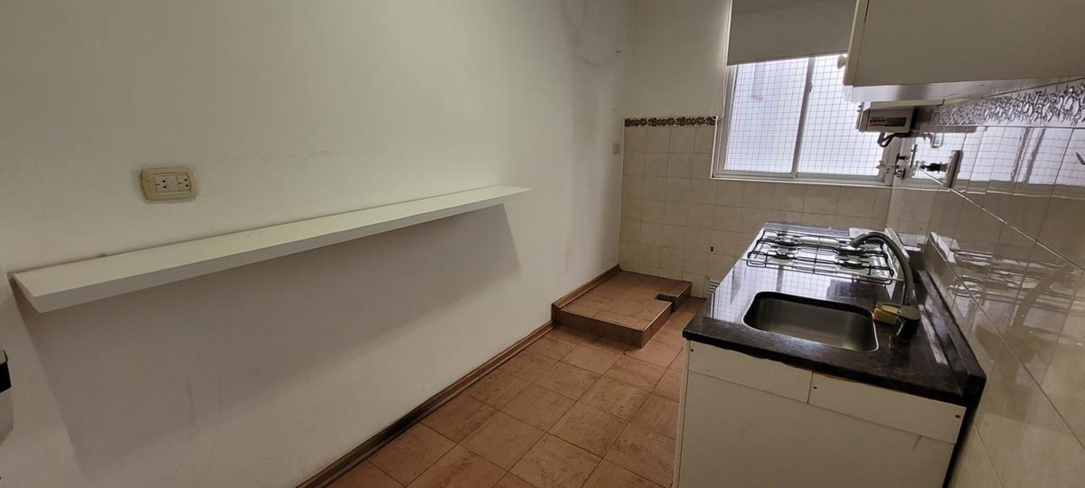 BELGRANO, 3 Ambientes. 3 er. piso  por escalera, con balcon al frente, muy luminoso. Impecable