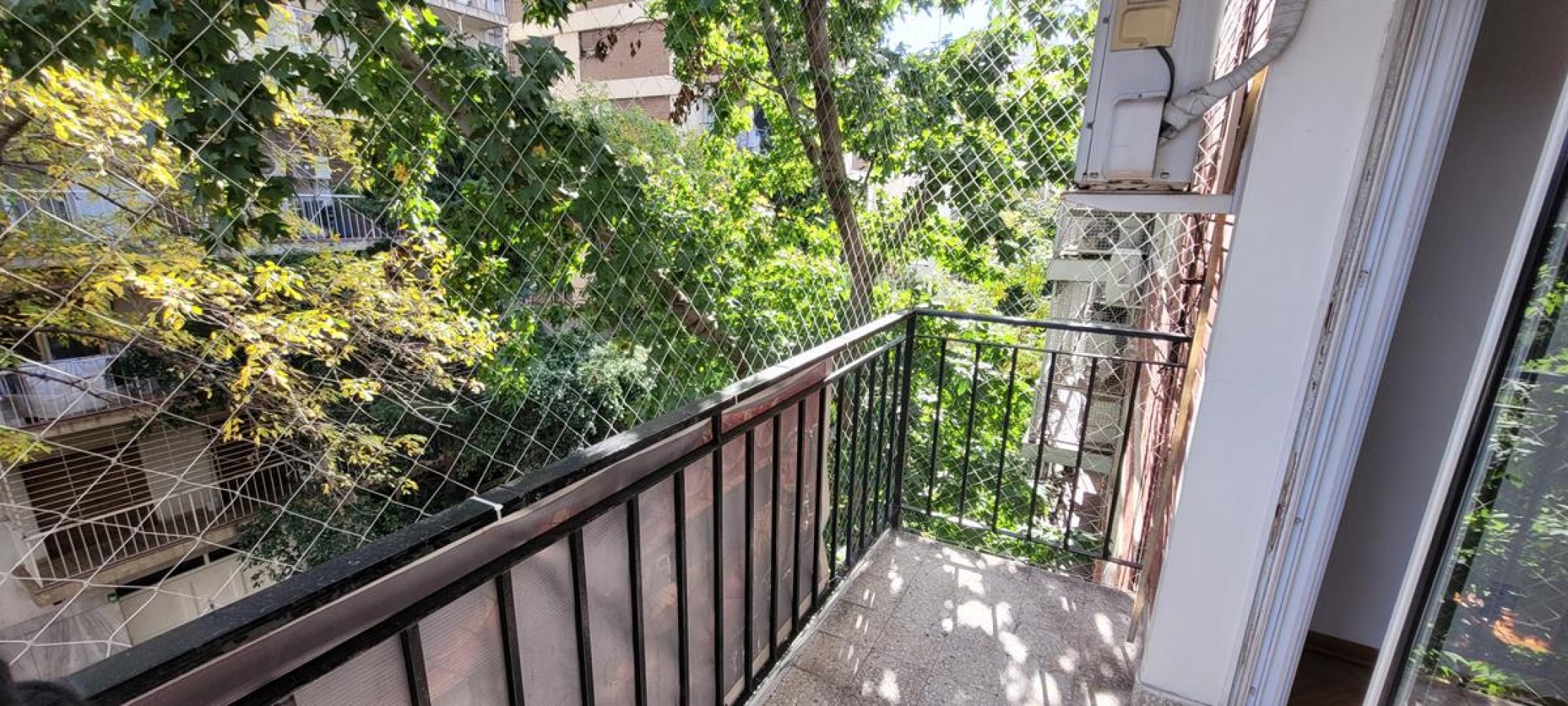 BELGRANO, 3 Ambientes. 3 er. piso  por escalera, con balcon al frente, muy luminoso. Impecable