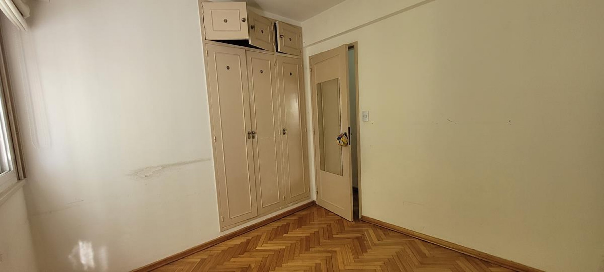 BELGRANO, 3 Ambientes. 3 er. piso  por escalera, con balcon al frente, muy luminoso. Impecable