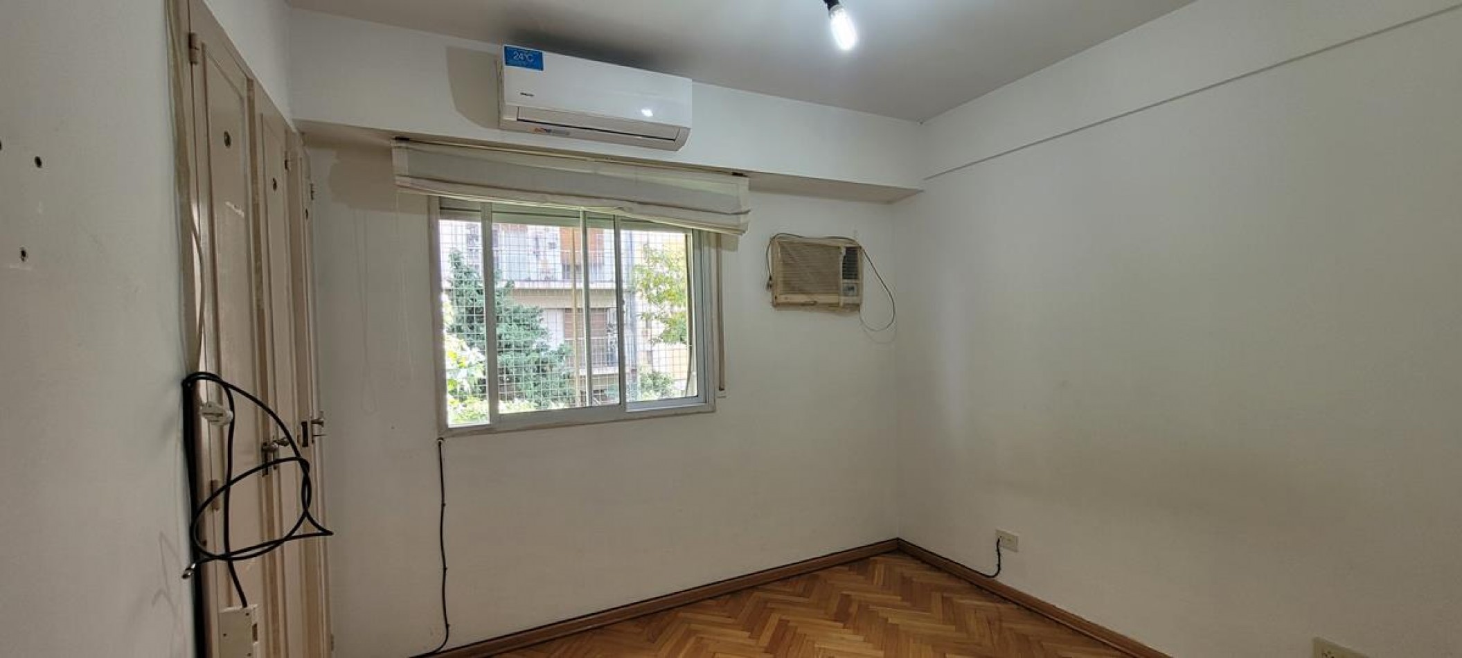 BELGRANO, 3 Ambientes. 3 er. piso  por escalera, con balcon al frente, muy luminoso. Impecable