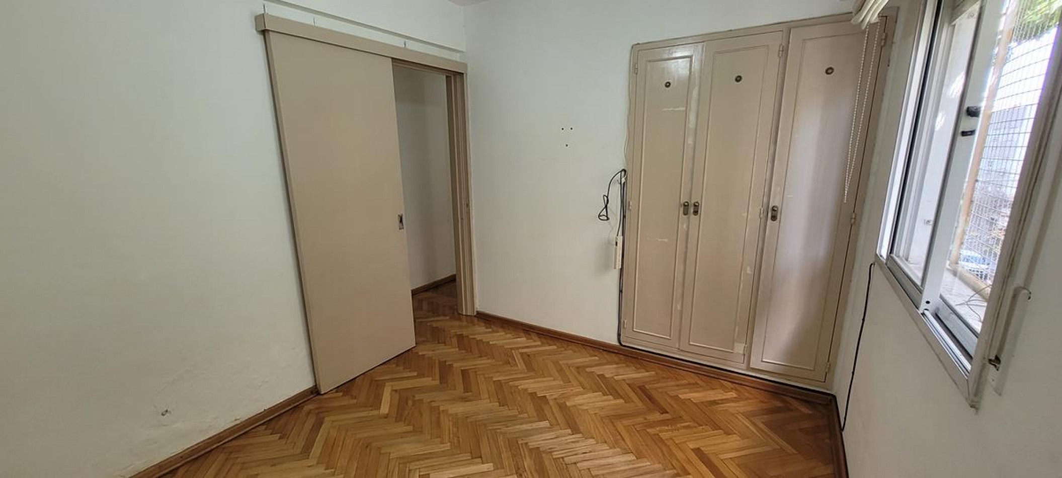 BELGRANO, 3 Ambientes. 3 er. piso  por escalera, con balcon al frente, muy luminoso. Impecable