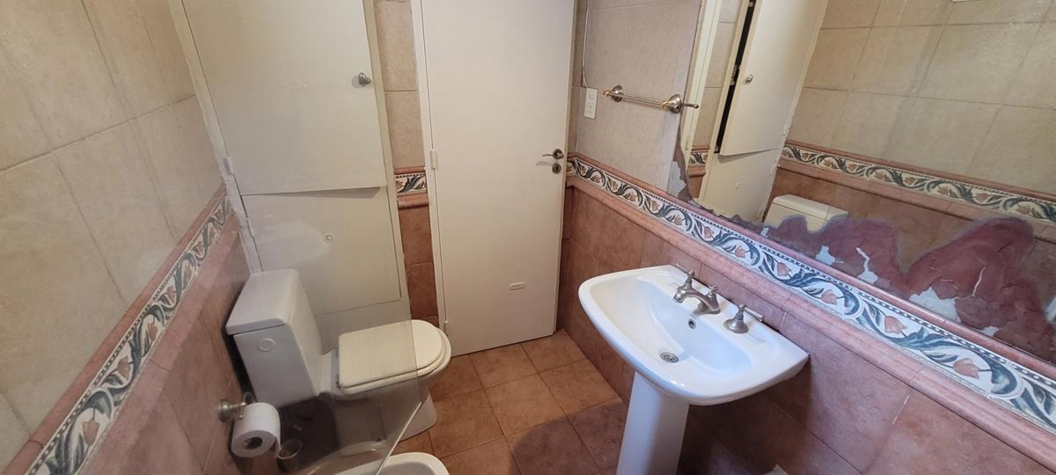 BELGRANO, 3 Ambientes. 3 er. piso  por escalera, con balcon al frente, muy luminoso. Impecable