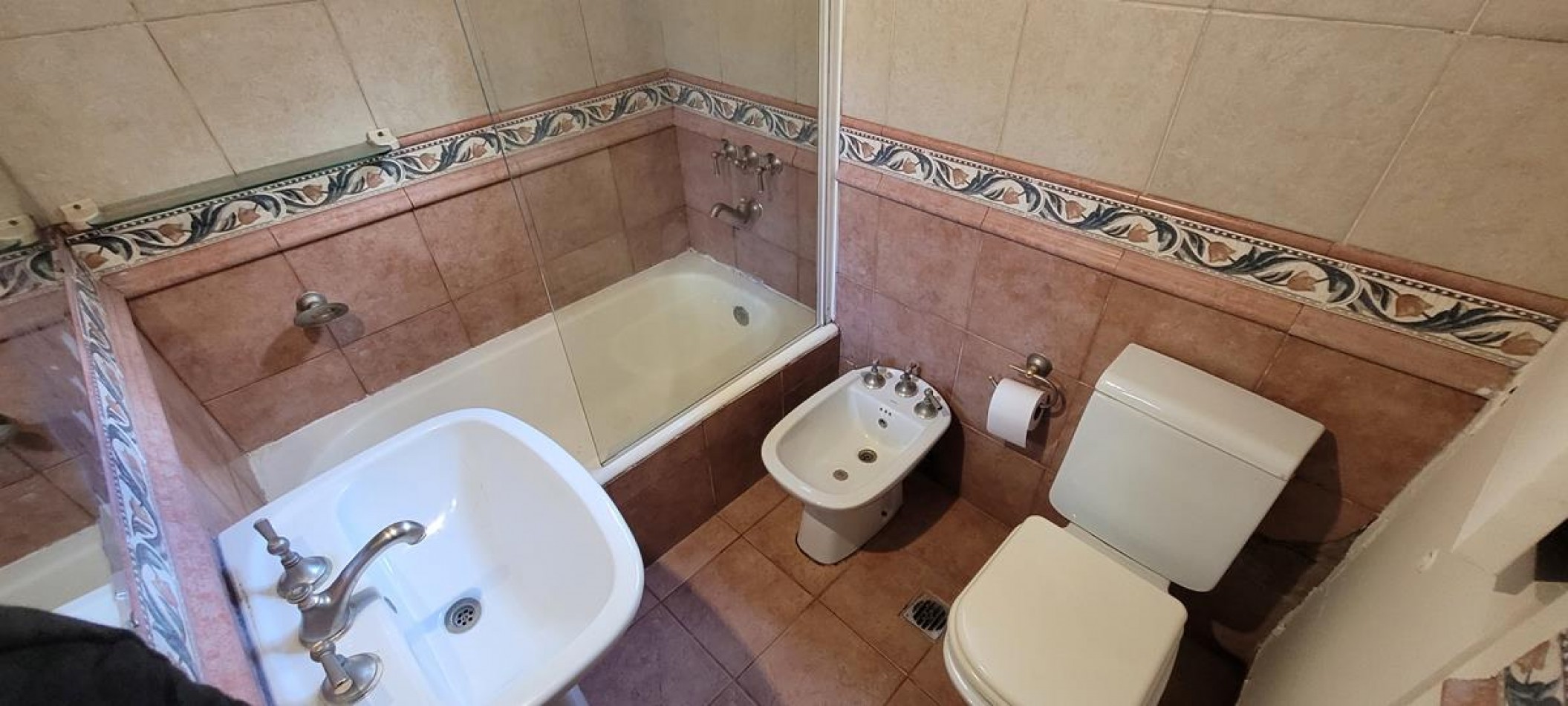 BELGRANO, 3 Ambientes. 3 er. piso  por escalera, con balcon al frente, muy luminoso. Impecable