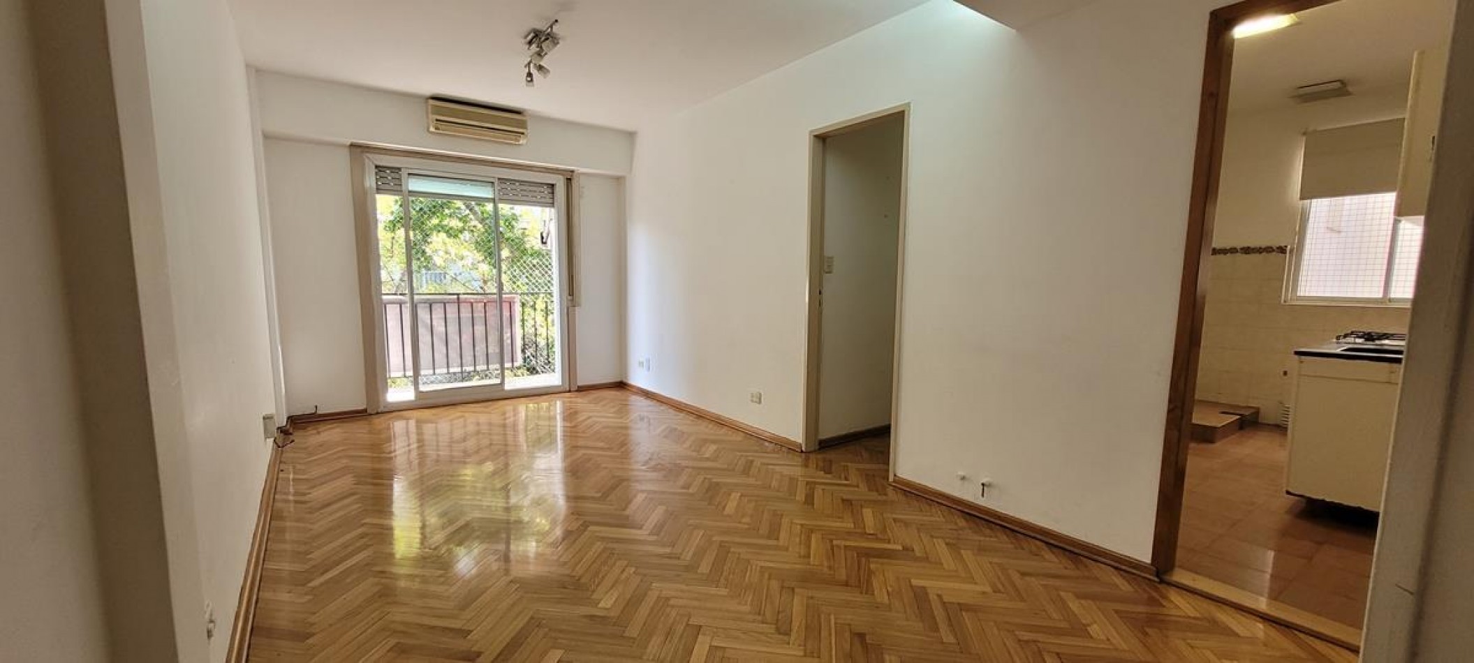 BELGRANO, 3 Ambientes. 3 er. piso  por escalera, con balcon al frente, muy luminoso. Impecable