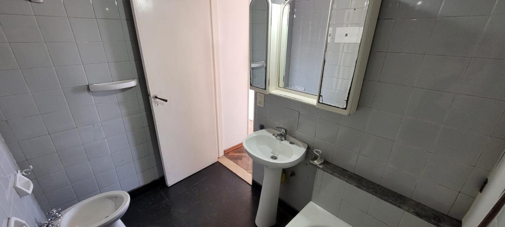 PALERMO, Depto. 3 Amb. al frente, 60 mt2.MUY BUENA UBICACION.  Av. Santa Fe y Av. R. S. Ortiz. CON COCHERA. EXCELENTE OPORTUNIDAD.