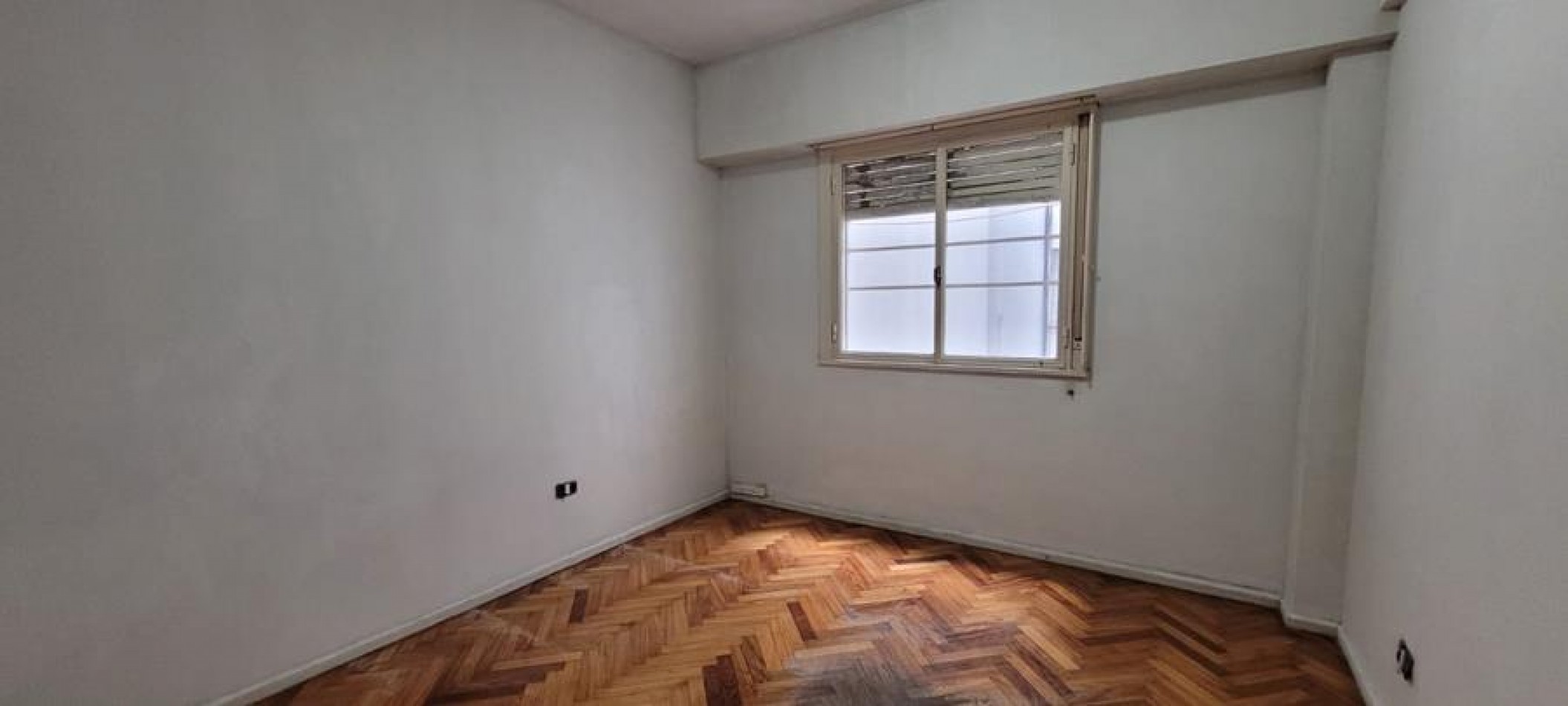 Once. 2 Ambientes. Muyy buena ubicacion Av. Corrientes, a mts Av. Puyerredon. Interno, luminoso.