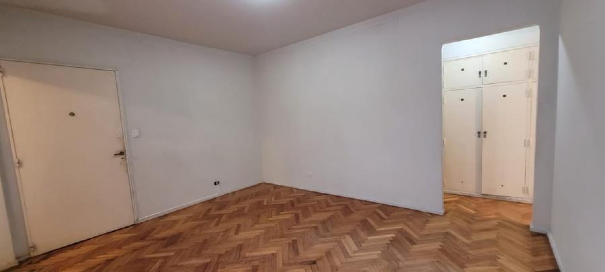 Once. 2 Ambientes. Muyy buena ubicacion Av. Corrientes, a mts Av. Puyerredon. Interno, luminoso.