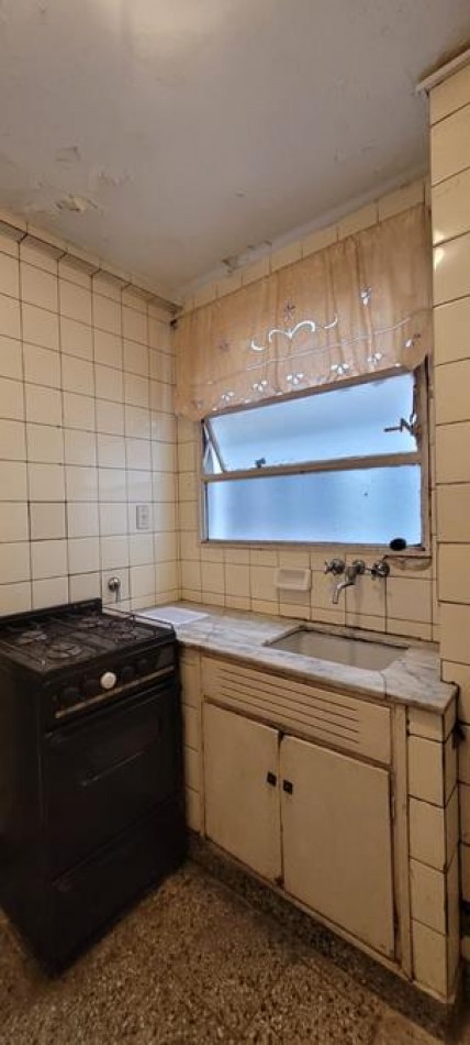 Once. 2 Ambientes. Muyy buena ubicacion Av. Corrientes, a mts Av. Puyerredon. Interno, luminoso.