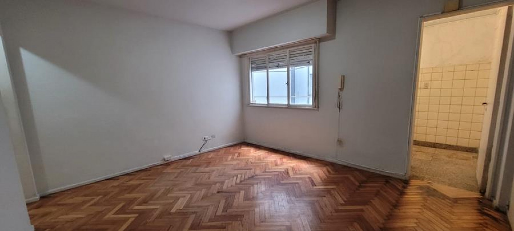 Once. 2 Ambientes. Muyy buena ubicacion Av. Corrientes, a mts Av. Puyerredon. Interno, luminoso.