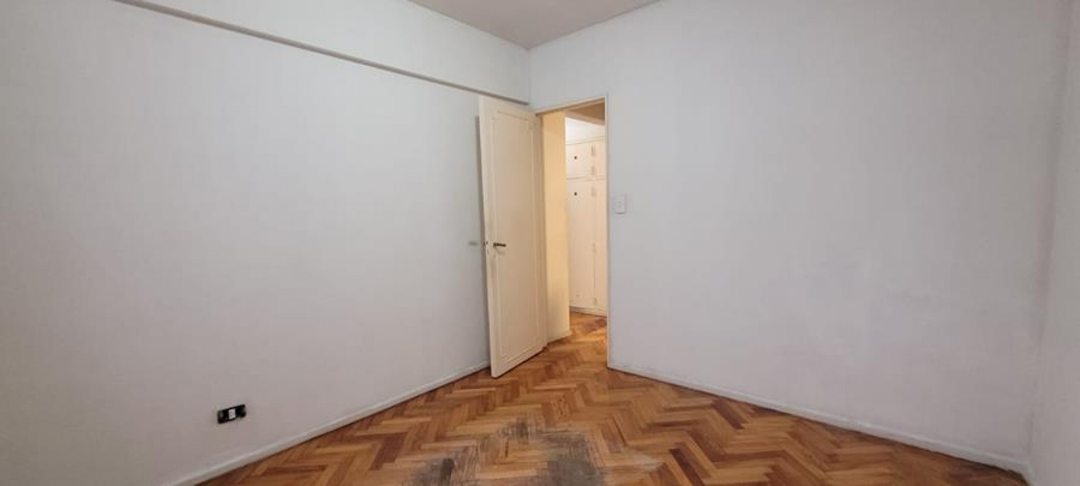 Once. 2 Ambientes. Muyy buena ubicacion Av. Corrientes, a mts Av. Puyerredon. Interno, luminoso.