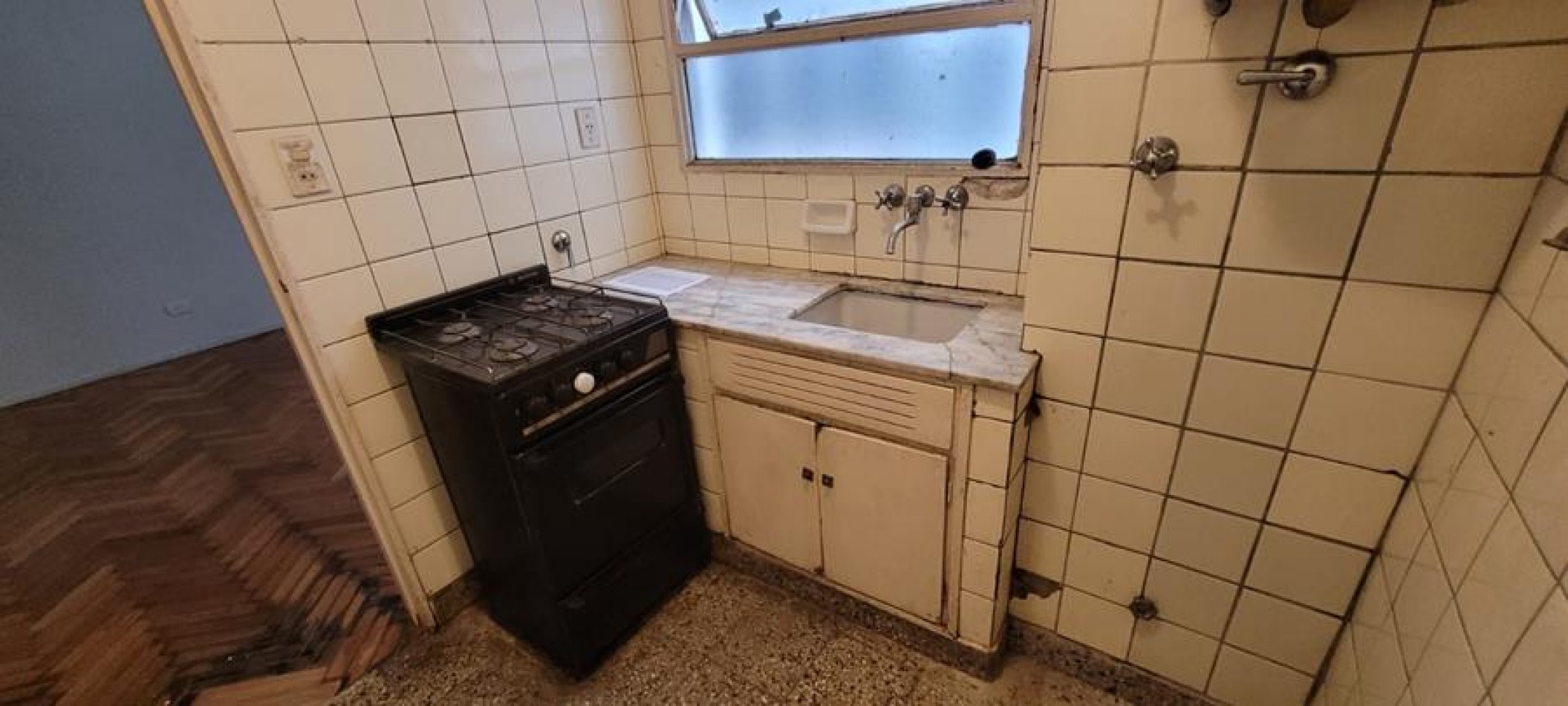 Once. 2 Ambientes. Muyy buena ubicacion Av. Corrientes, a mts Av. Puyerredon. Interno, luminoso.