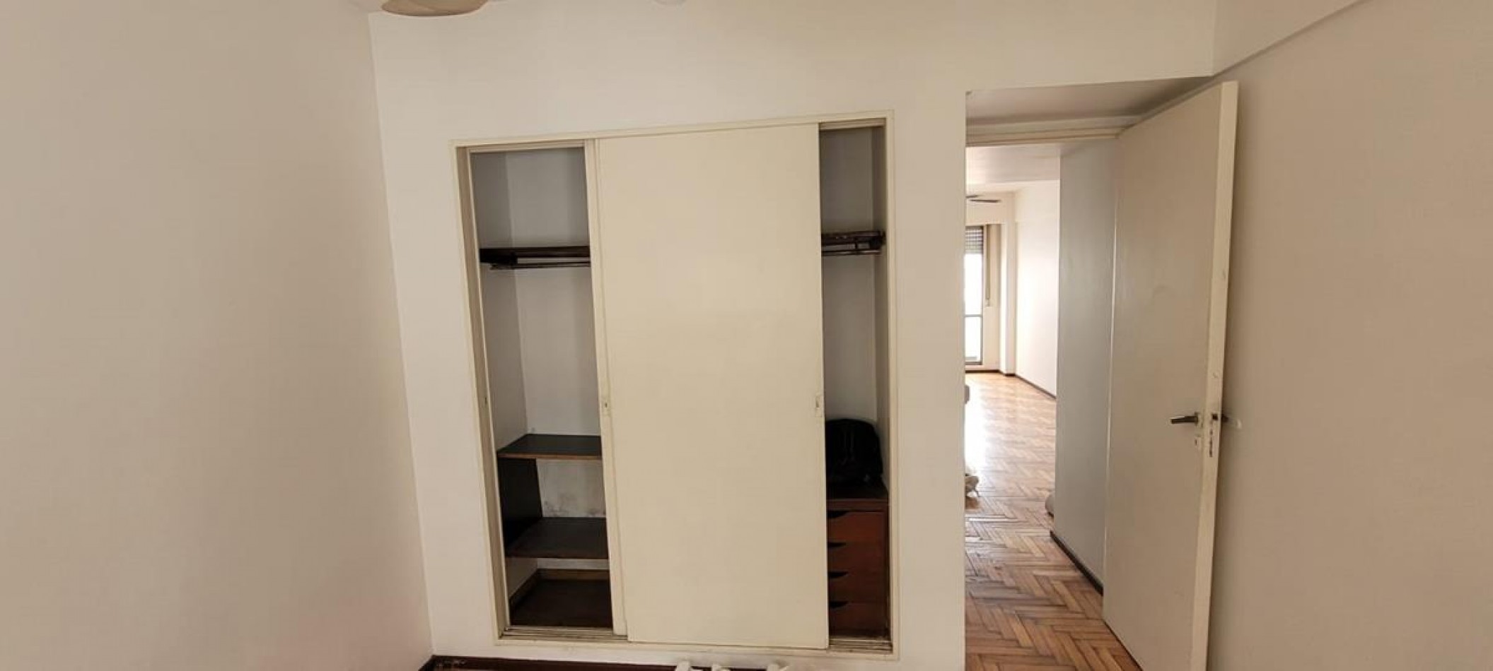 Once, 2 Ambientes, con cochera fija, contrafrente con balcon. MUY LUMINOSO. A mts. Av. Corrientes. Subte B - H. APTO PROFESIONAL