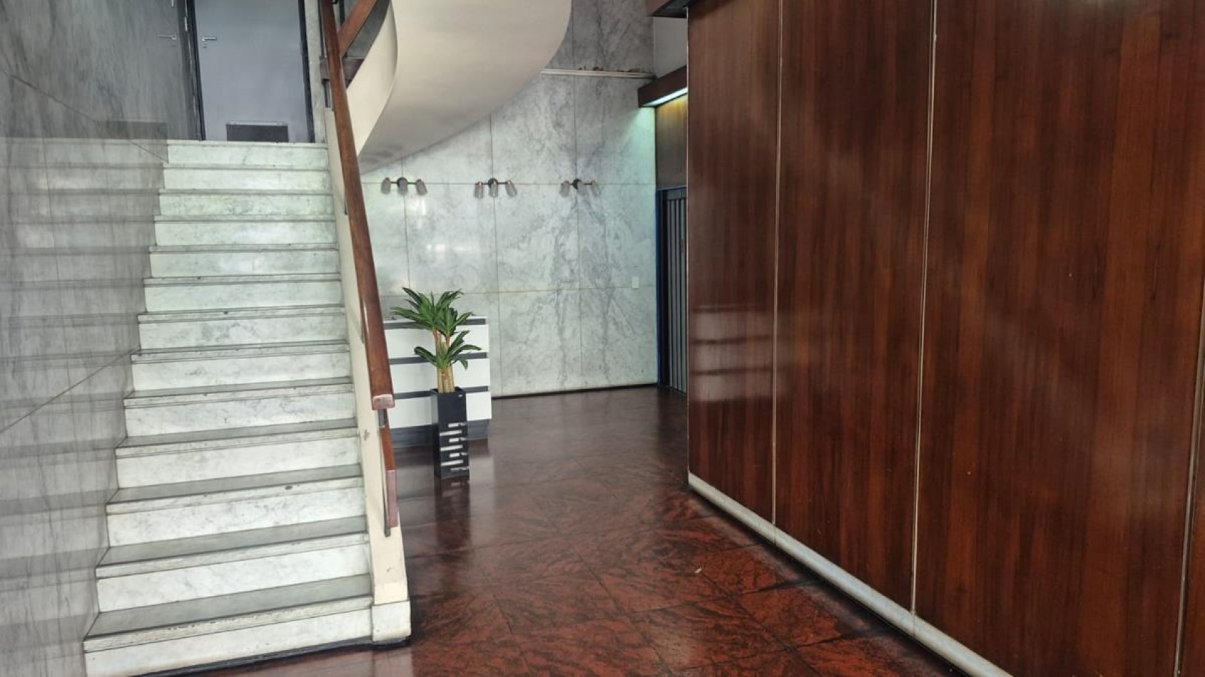 Once, 2 Ambientes, con cochera fija, contrafrente con balcon. MUY LUMINOSO. A mts. Av. Corrientes. Subte B - H. APTO PROFESIONAL