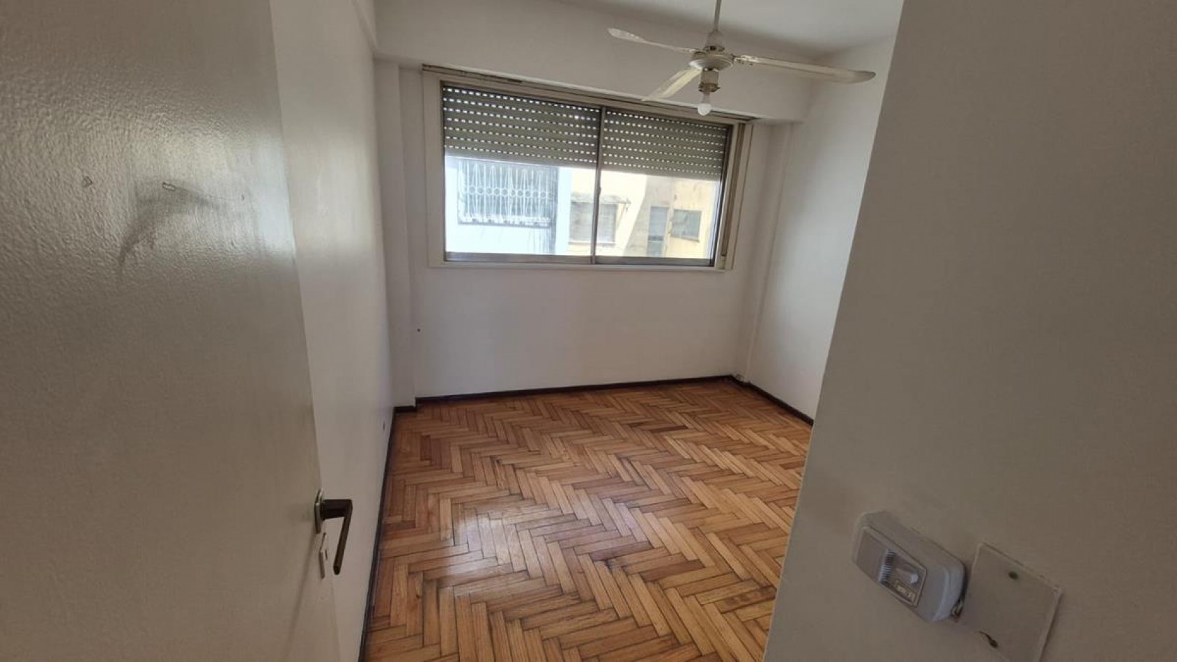 Once, 2 Ambientes, con cochera fija, contrafrente con balcon. MUY LUMINOSO. A mts. Av. Corrientes. Subte B - H. APTO PROFESIONAL