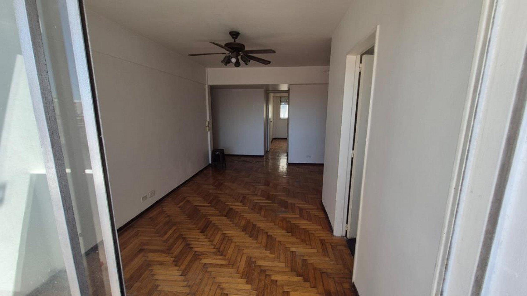 Once, 2 Ambientes, con cochera fija, contrafrente con balcon. MUY LUMINOSO. A mts. Av. Corrientes. Subte B - H. APTO PROFESIONAL