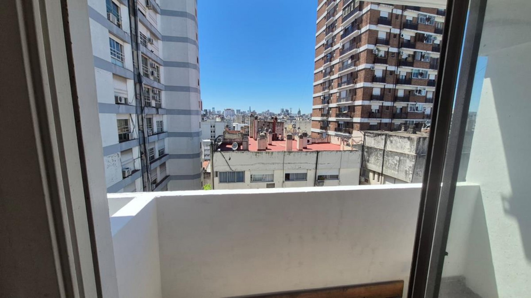 Once, 2 Ambientes, con cochera fija, contrafrente con balcon. MUY LUMINOSO. A mts. Av. Corrientes. Subte B - H. APTO PROFESIONAL