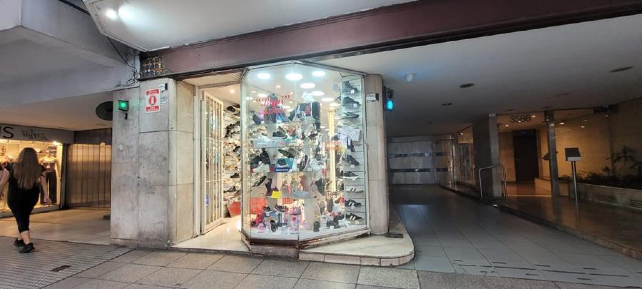 Local comercial, a la calle. Excelente ubicacion sobre Av. SANTA FE