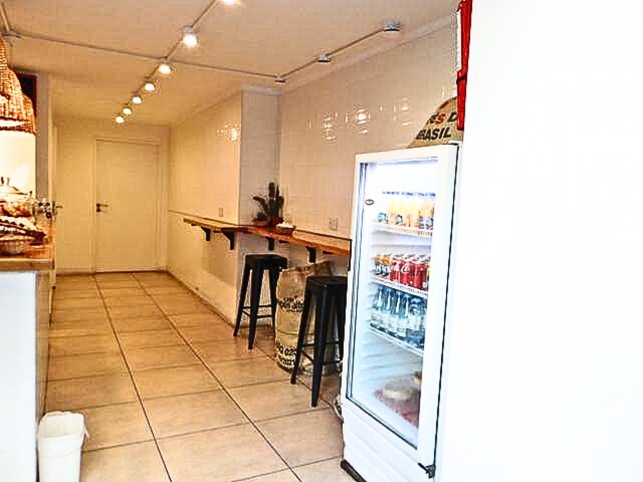 BARRIO NORTE, local a la calle. 72 mt2. M. T. de Alvear y Uriburu