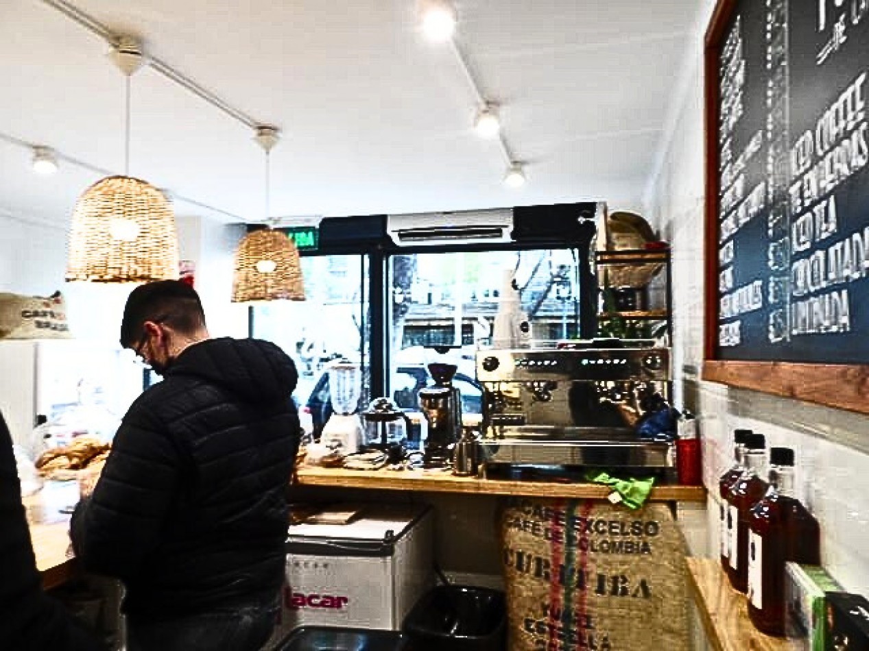 BARRIO NORTE, local a la calle. 72 mt2. M. T. de Alvear y Uriburu