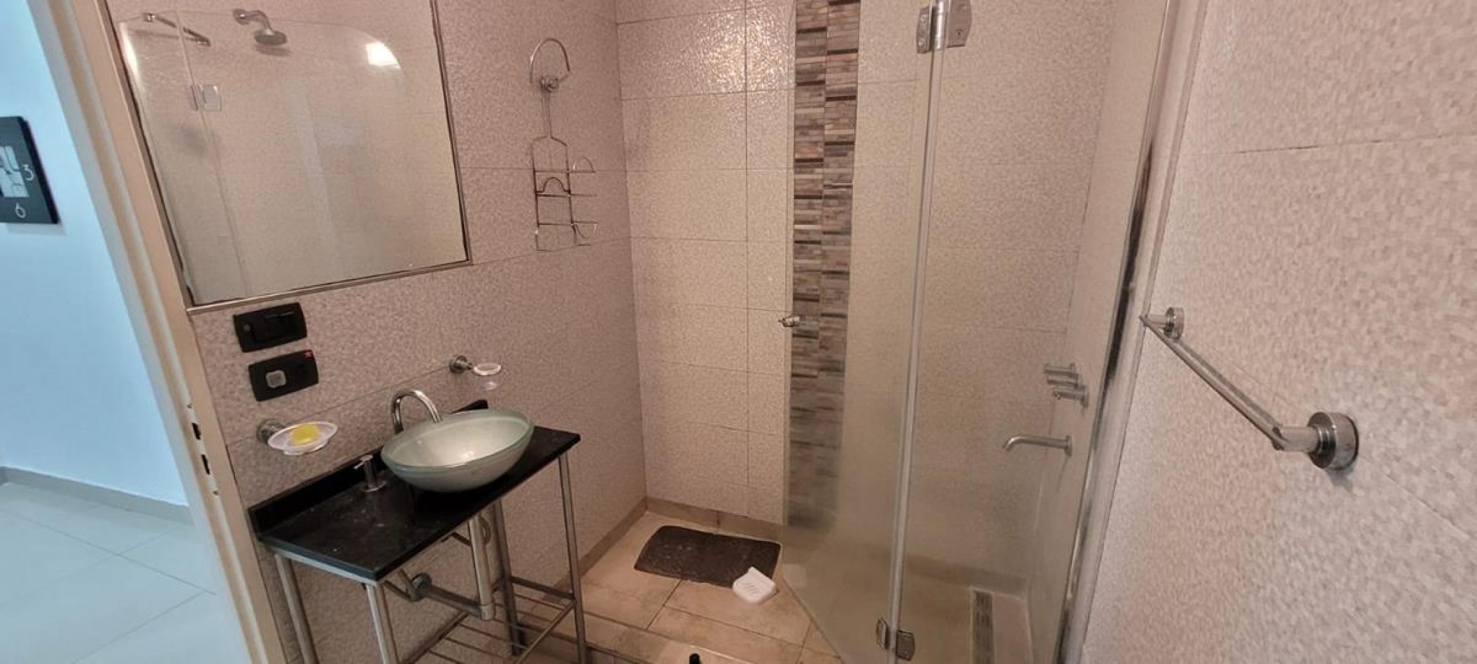 Palermo, 3 Ambientes en Planta Baja. Frente. Excelente, reciclado a nuevo. Muy buena ubicacion sobre Av. S. Ortiz y Av. Santa Fe. 