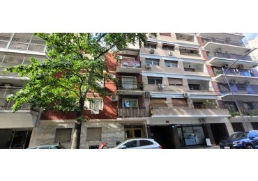 BELGRANO, 3 Ambientes. 3 er. piso  por escalera, con balcon al frente, muy luminoso. Impecable