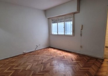 Once. 2 Ambientes. Muyy buena ubicacion Av. Corrientes, a mts Av. Puyerredon. Interno, luminoso.
